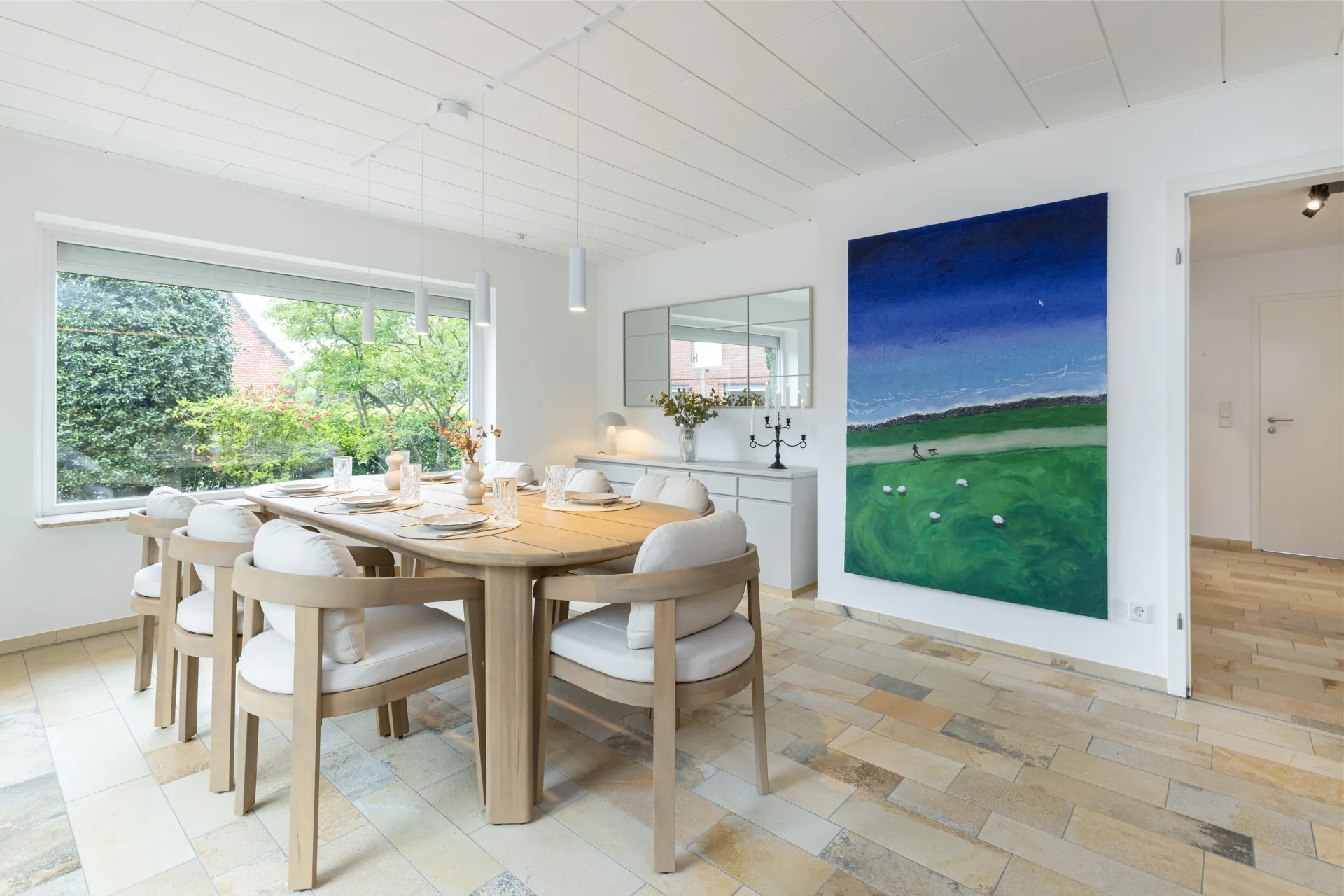 Heller Essbereich mit Designer-Möbeln und Gartenblick im Ferienhaus Smukke bei Husum